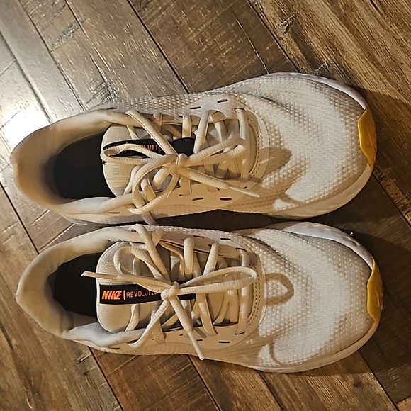 Nike - Picture 2 of 4